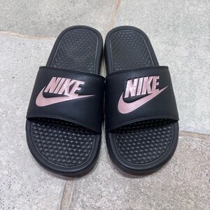 Nike Benassi Just Do It Slide Sandal Women’s 7 Black/Rose Gold